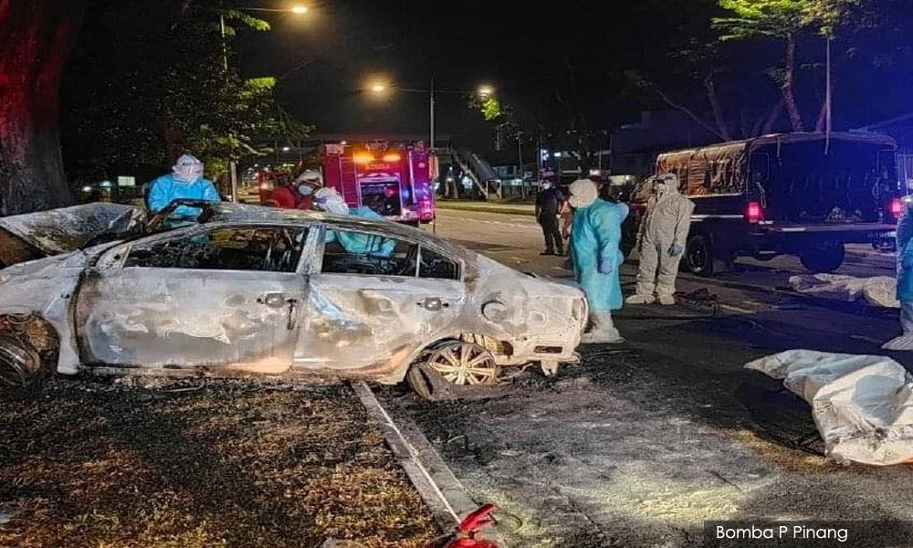 Tiga Rentung Kereta Terbakar Lepas Langgar Pokok