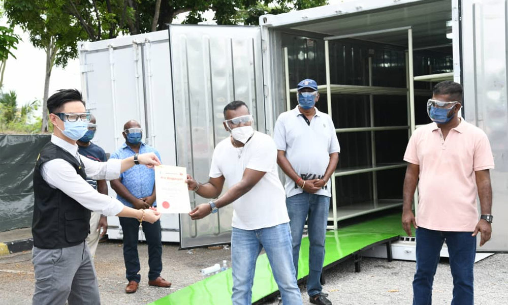 Ahli perniagaan sumbang 3 kontena untuk 3 hospital