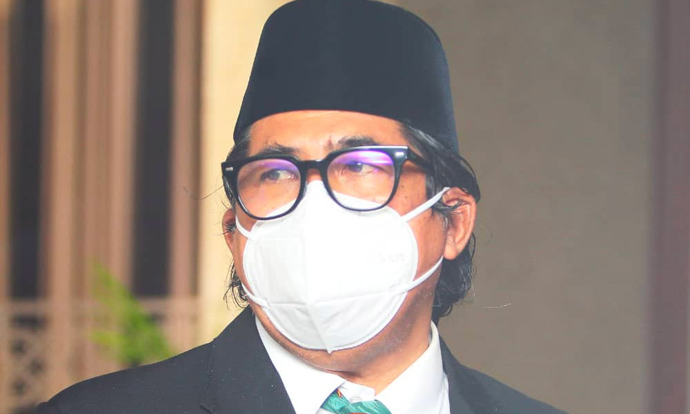 Don't 'overdose' on following PM around, Umno leader tells MPs