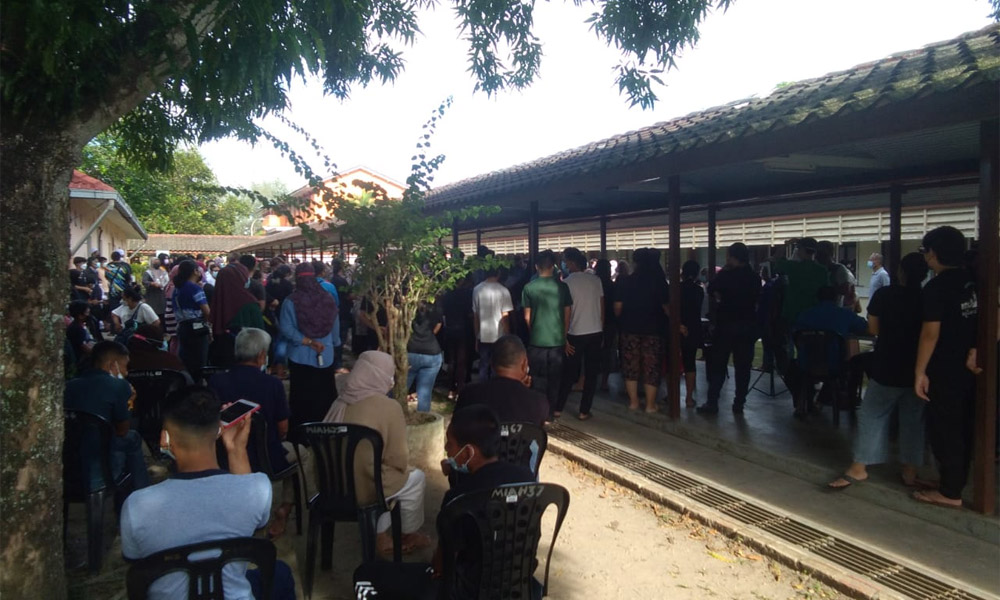Hospital Tumpat 'diserbu' remaja untuk dapatkan vaksin