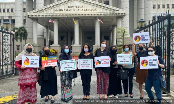 政府应修宪,允国外出生自动成公民