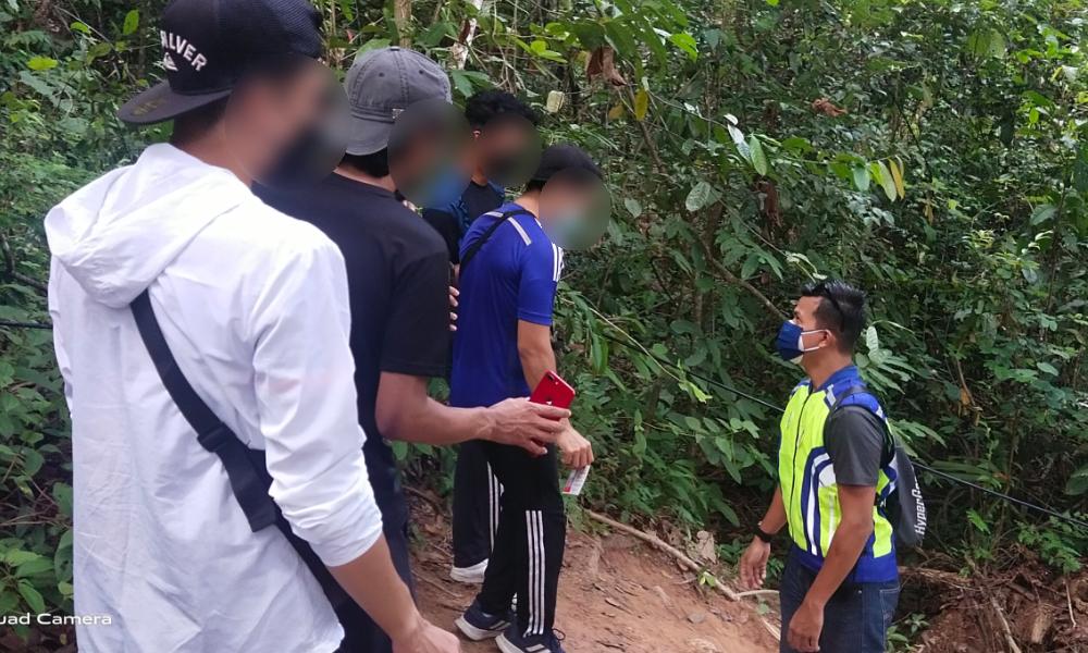 Hiking bukit tanpa lengkap vaksin, 10 remaja dikompaun RM2,000 setiap seorang