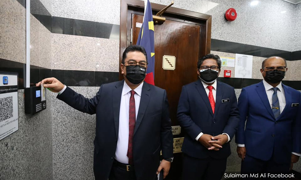 甲首长打卡上班，承诺加速兑现竞选宣言