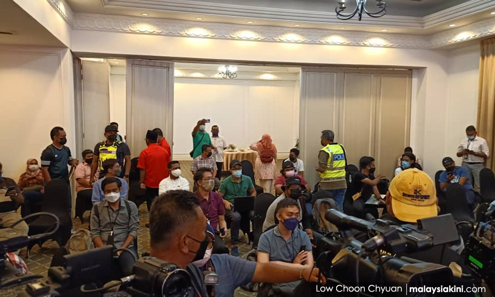Authorities accused of crashing Harapan leadership meeting