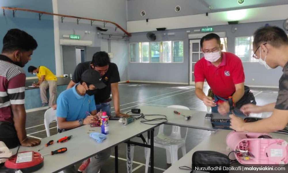 Komuniti 'KakiRepair' bantu mangsa banjir baiki perkakas elektrik, elektronik