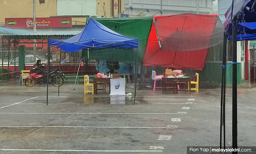 诗巫早上大雨来袭，一度干扰投票程序