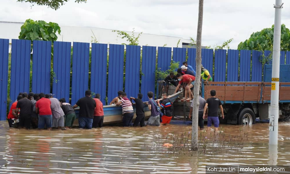 MB: More boats to aid Taman Sri Muda, Bukit Kemuning flood victims