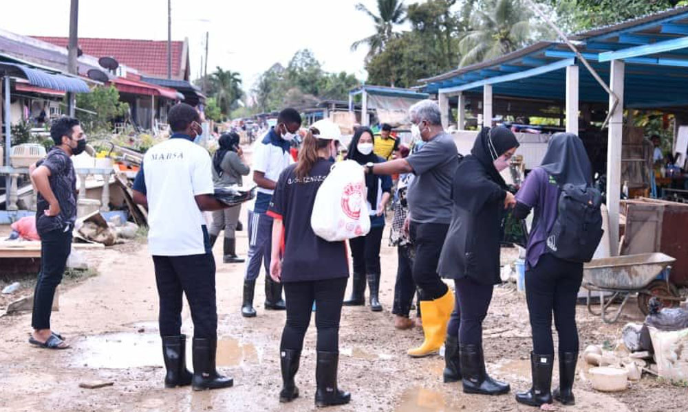 HRD Corp sumbang peralatan cuci rumah pada mangsa banjir