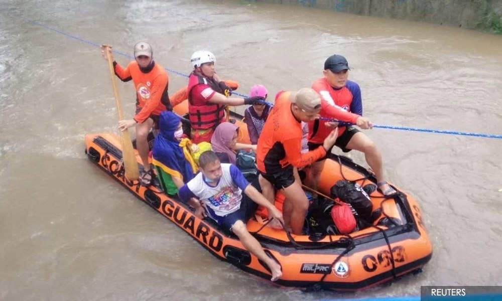 Strong typhoon approaches Philippines as tens of thousands evacuate