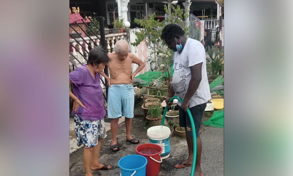 Belia ‘Uthavum Karangal’ bekalkan air kepada mangsa banjir di Karak