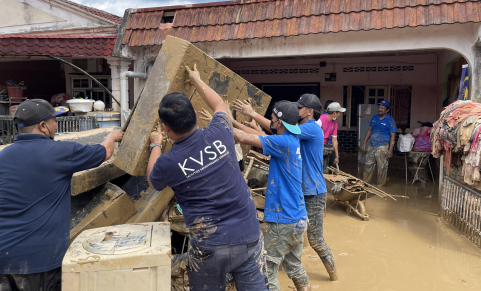 KOPETRO sumbang tenaga cuci rumah mangsa banjir di Hulu Langat