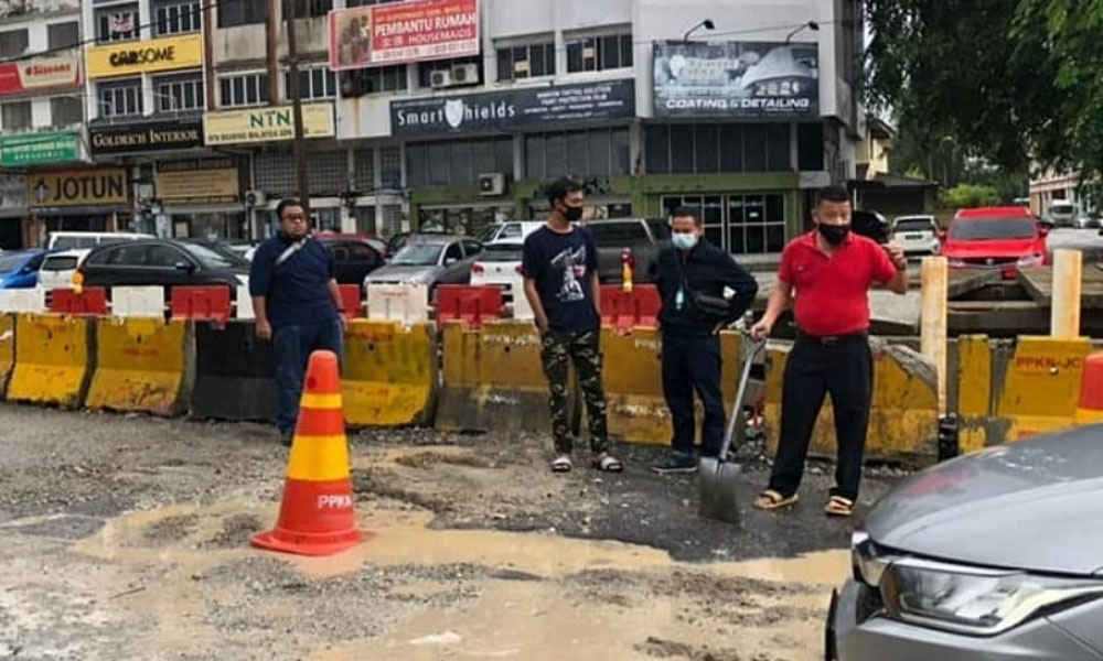 Adun baiki sendiri jalan rosak selepas tiada tindakan