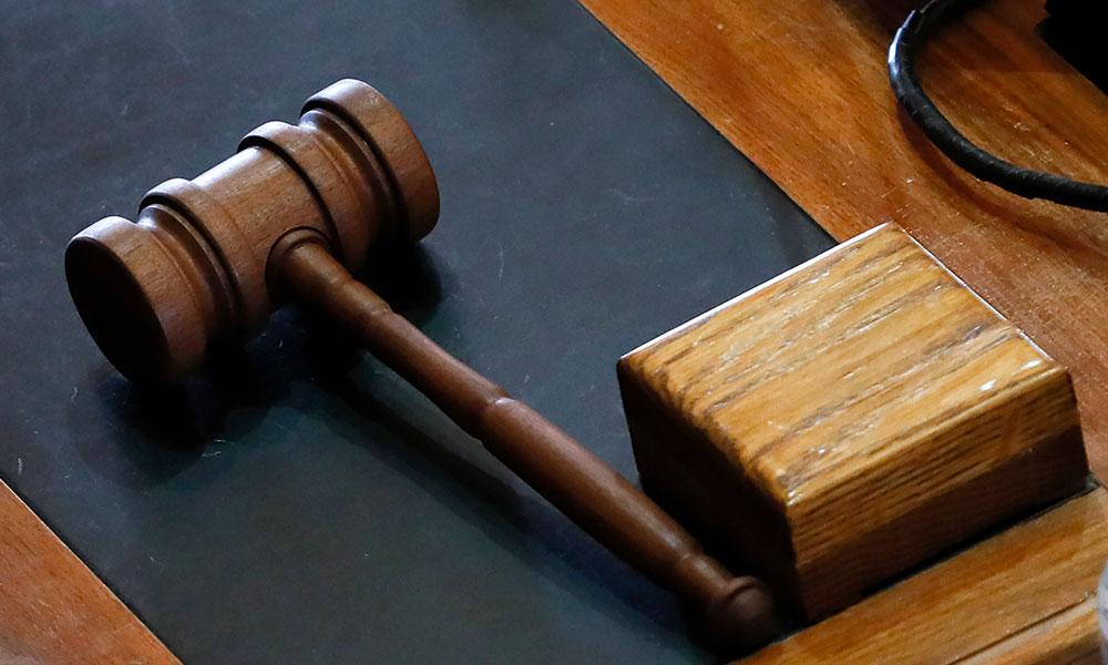 Suri rumah didakwa bunuh suami, beremosi di mahkamah