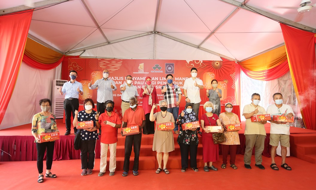 Ybhg Datin Seri Dato’ Hajah Shamsiah tosses to a good new year with residents of Taman Desa Sri Lempah