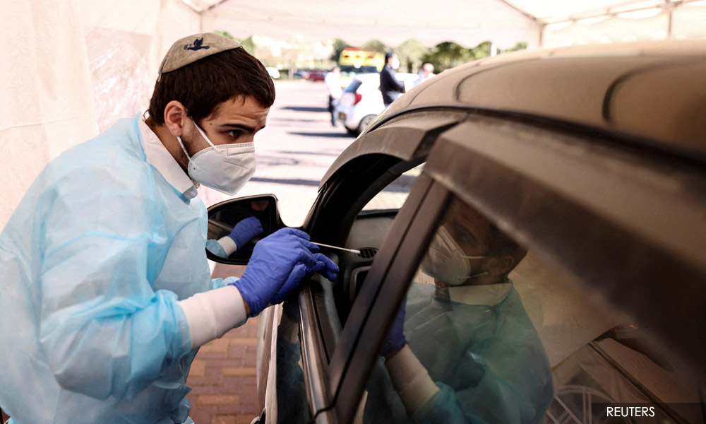 Israel sticks with 4th vaccine shot, sees Omicron waning in a week