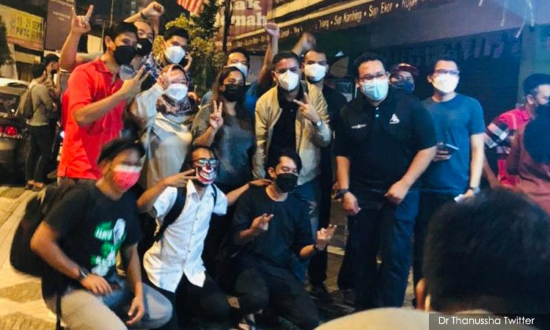 警传召12人给供,查“逮捕阿占”集会活动