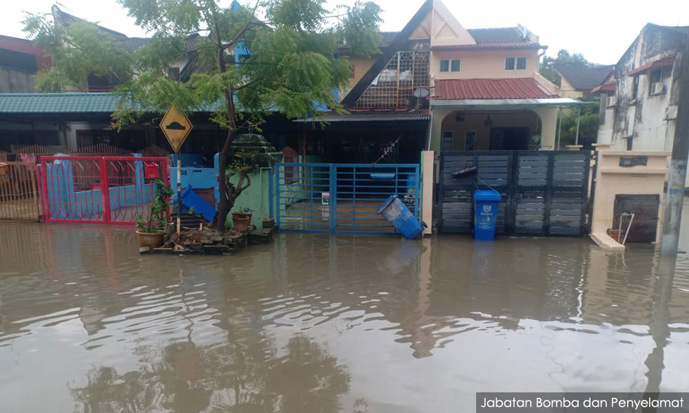 Longkang sumbat punca air naik di Taman Sri Muda - Bomba