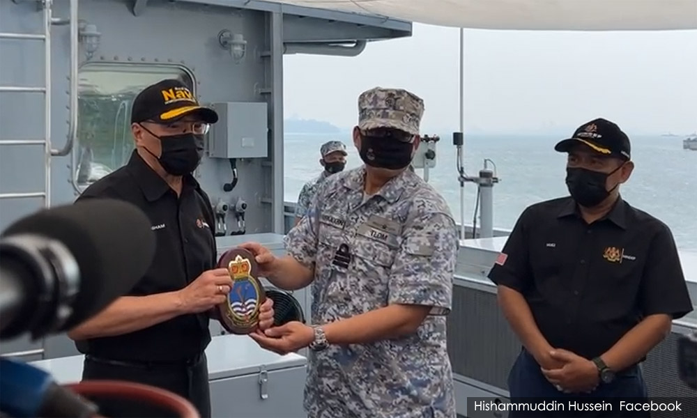 Penipuan sijil vaksin: Siasatan terperinci perlu - Hishammuddin